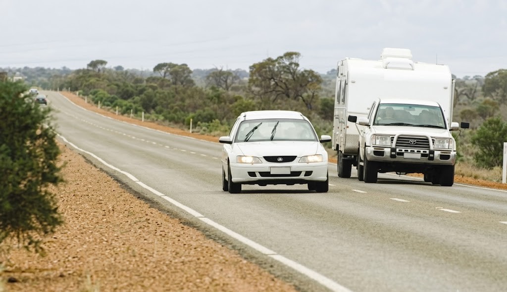 Diagram of the overtaken vehicle keeping to the right edge at a steady speed