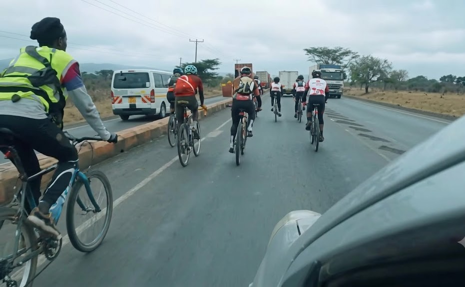 A car safely overtaking a cyclist on a section with a continuous line