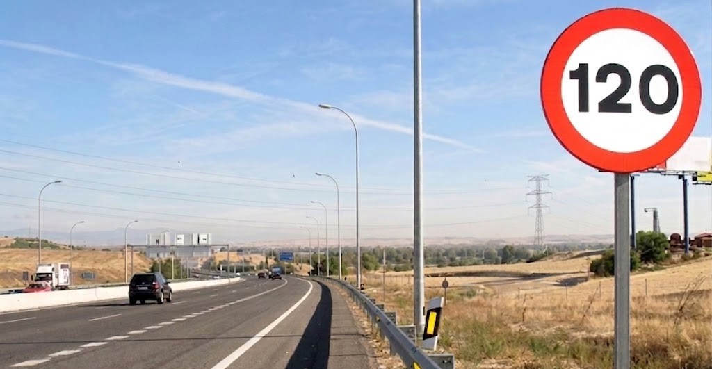 A Spanish motorway with a 120 km/h speed limit sign
