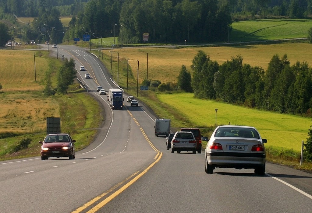 Top-down diagram of a one-lane-each-direction road with vehicles keeping right