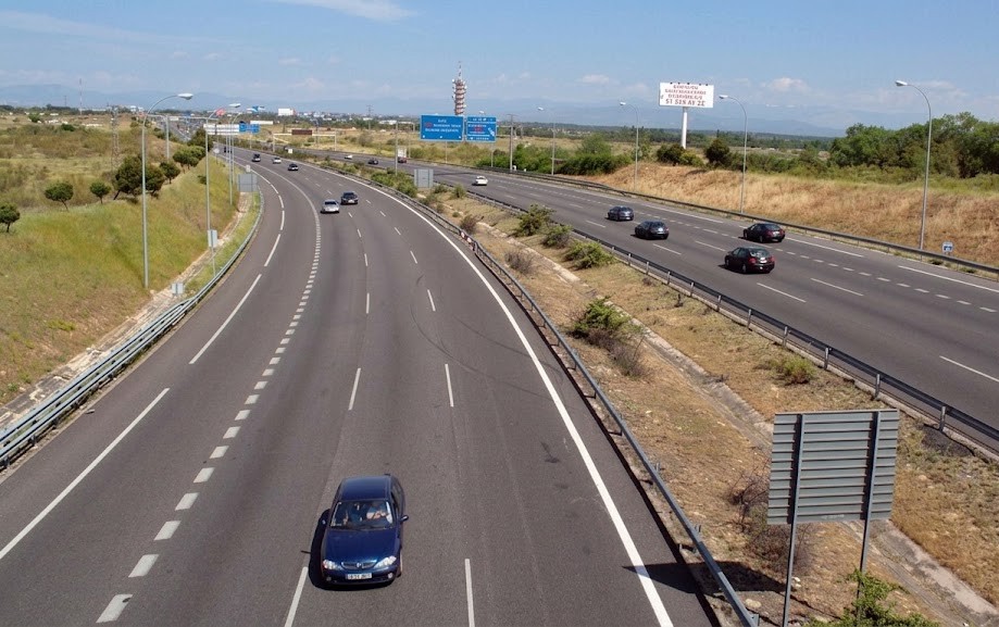 Diagram of lane usage on a multi-lane road for heavy vehicles and cars