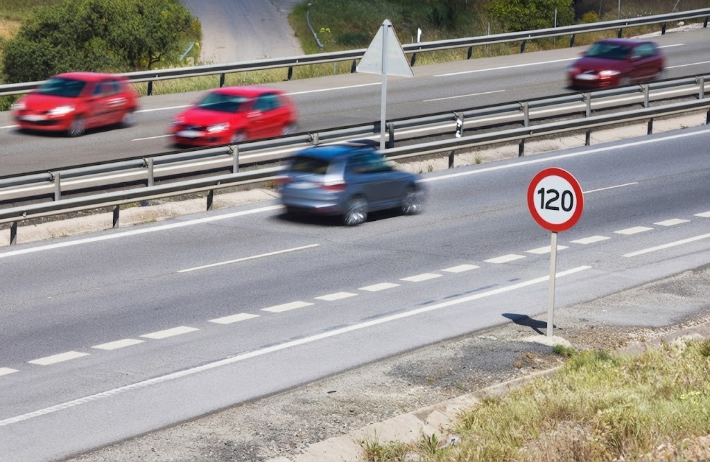 Imagen de la pregunta: ¿Cuál es la razón principal por la que los límites de velocidad en autopistas se