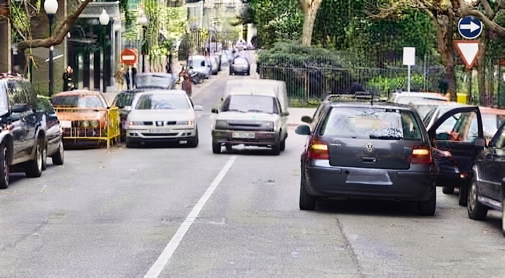 Imagen de la pregunta: Al incorporarse a la circulación desde una zona de estacionamiento o una propied