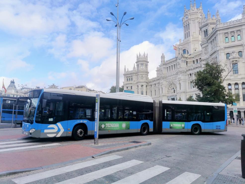 Imagen de la pregunta: Cuando un autobús pretende salir de su parada para reincorporarse a la circulaci