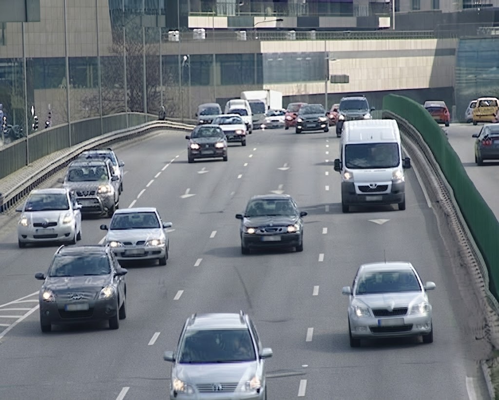 Question image: When changing lanes, to whom must the driver give way?