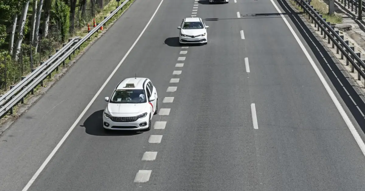 Imagen de la pregunta: Tras adelantar a un vehículo, ¿cómo debe regresar el conductor a su carril?