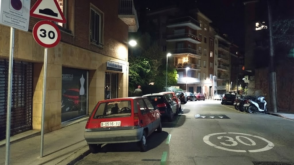 Imagen de la pregunta: ¿Cuál es la velocidad máxima permitida en una vía urbana con un carril por senti