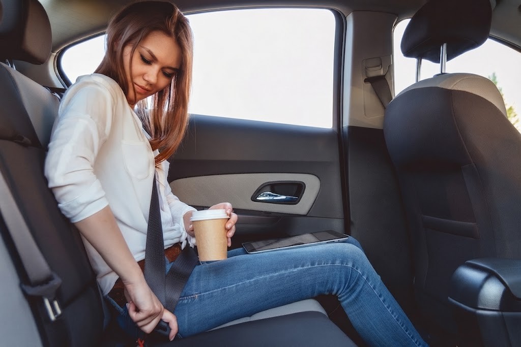Question image: Is wearing a seatbelt mandatory in the rear seats?
