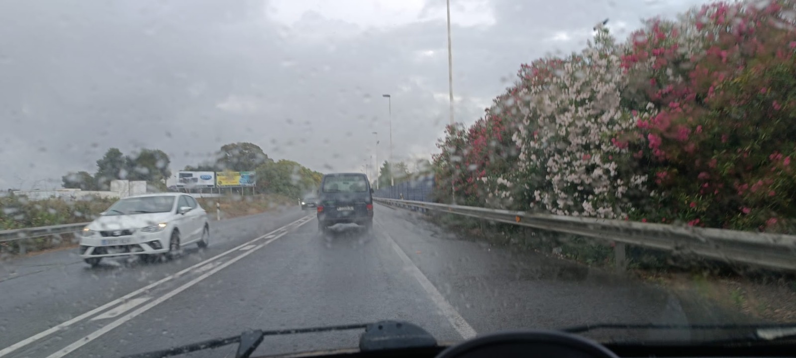 Imagen de la pregunta: Al conducir bajo lluvia intensa, ¿qué medida es la más adecuada?