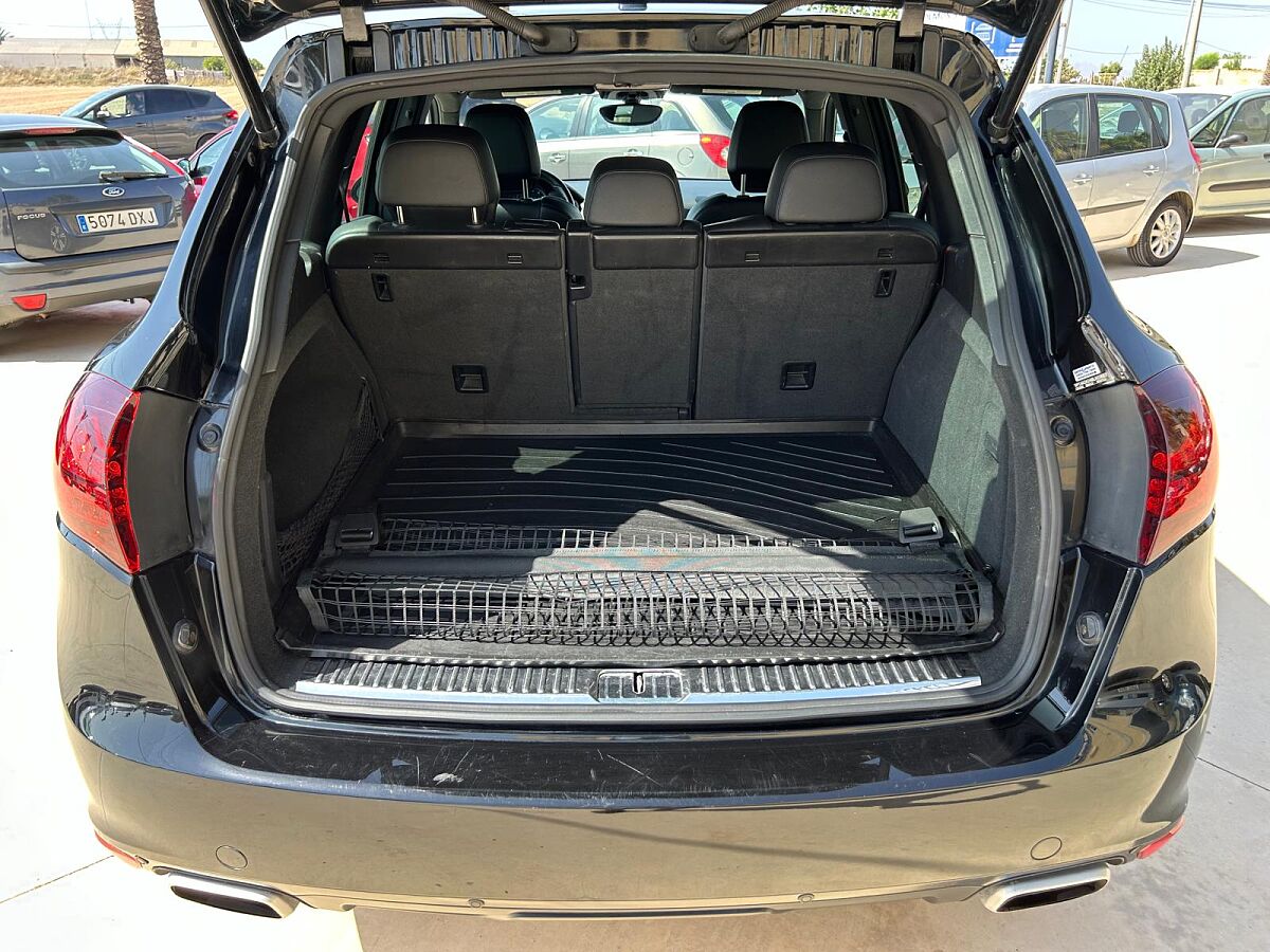 Question image: Is it permitted to carry people in the cargo compartment of a vehicle?