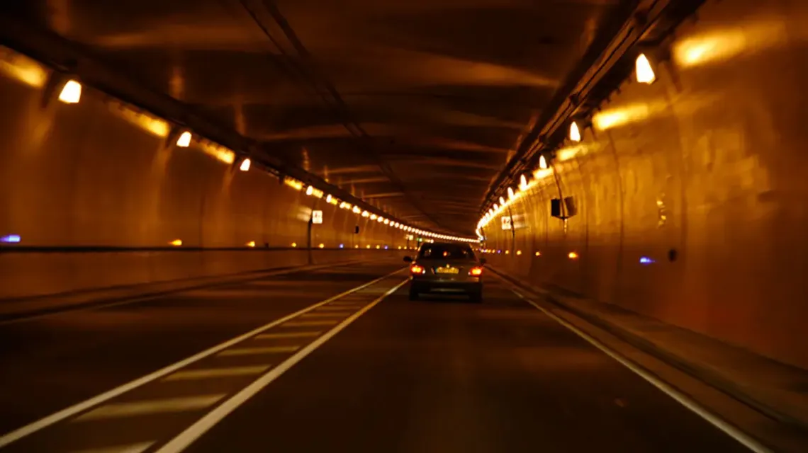 Question image: Is it mandatory to switch on the lighting when passing through a tunnel?