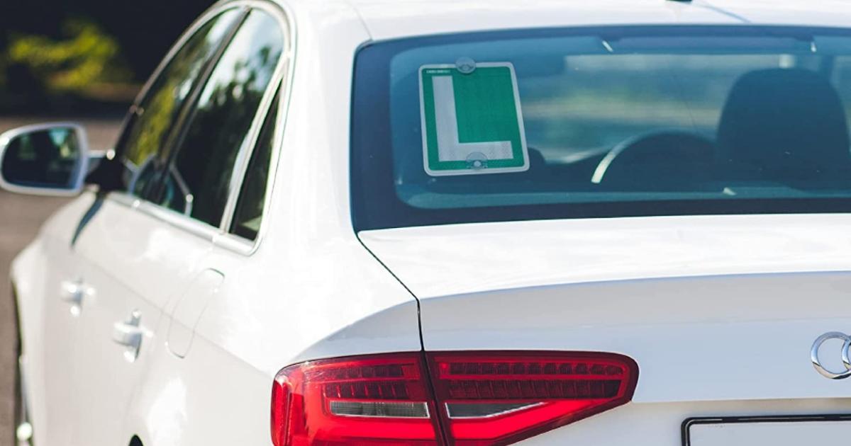 Question image: What plate must a novice driver display on the rear window of the vehicle?