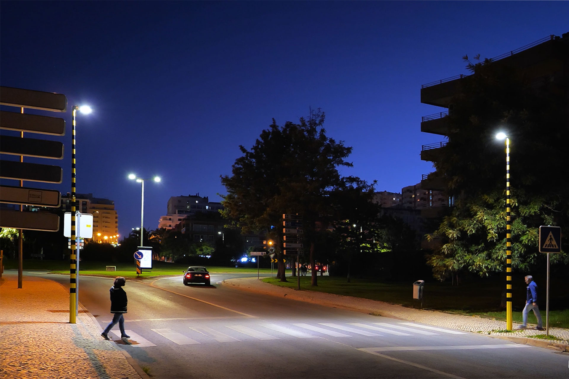 Question image: What must pedestrians carry at night on interurban roads?