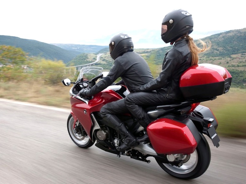 Imagen de la pregunta: ¿En qué condición puede una motocicleta o ciclomotor transportar a dos personas?