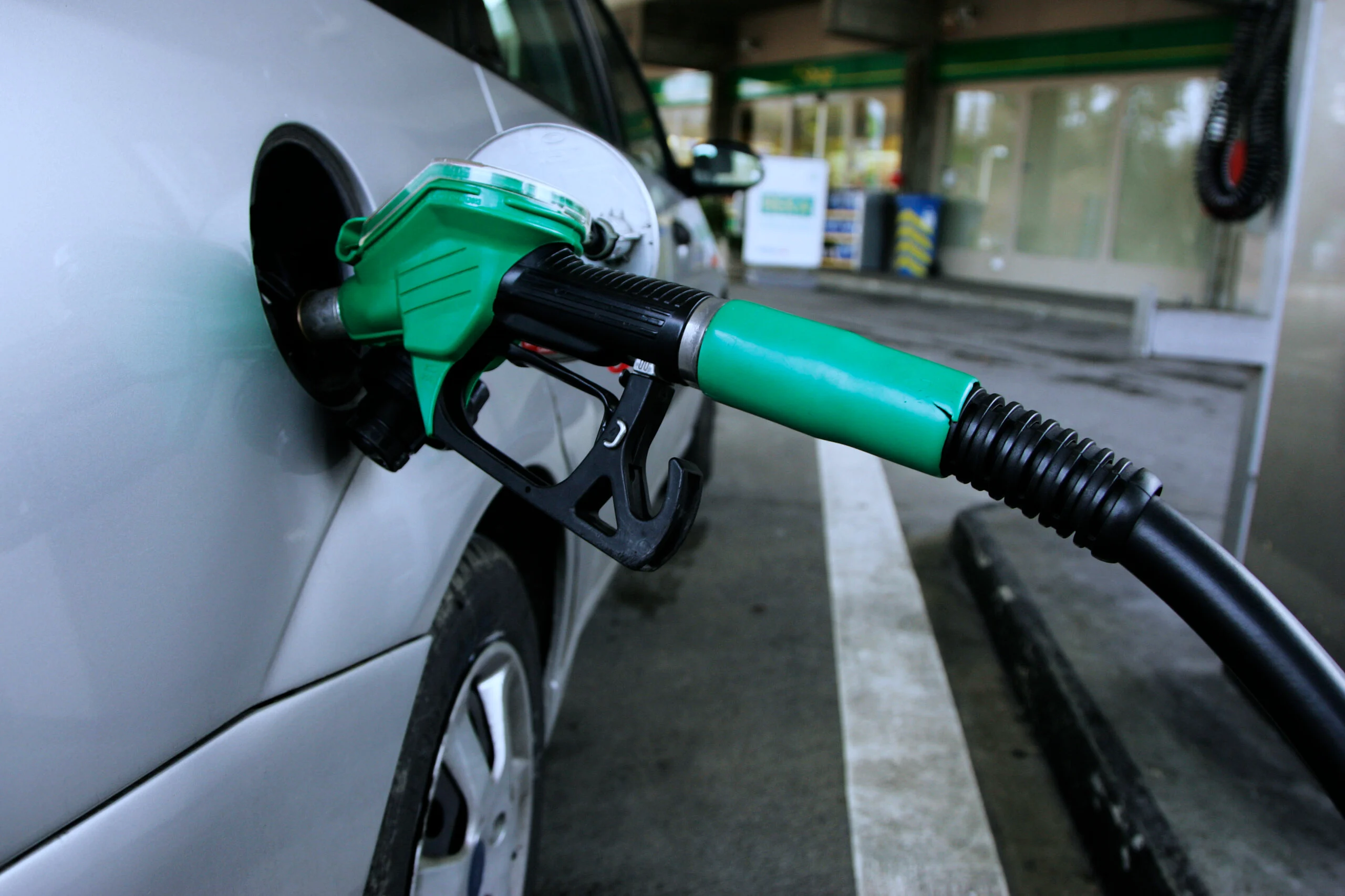 Question image: Why is it recommended to refuel at reputable service stations?