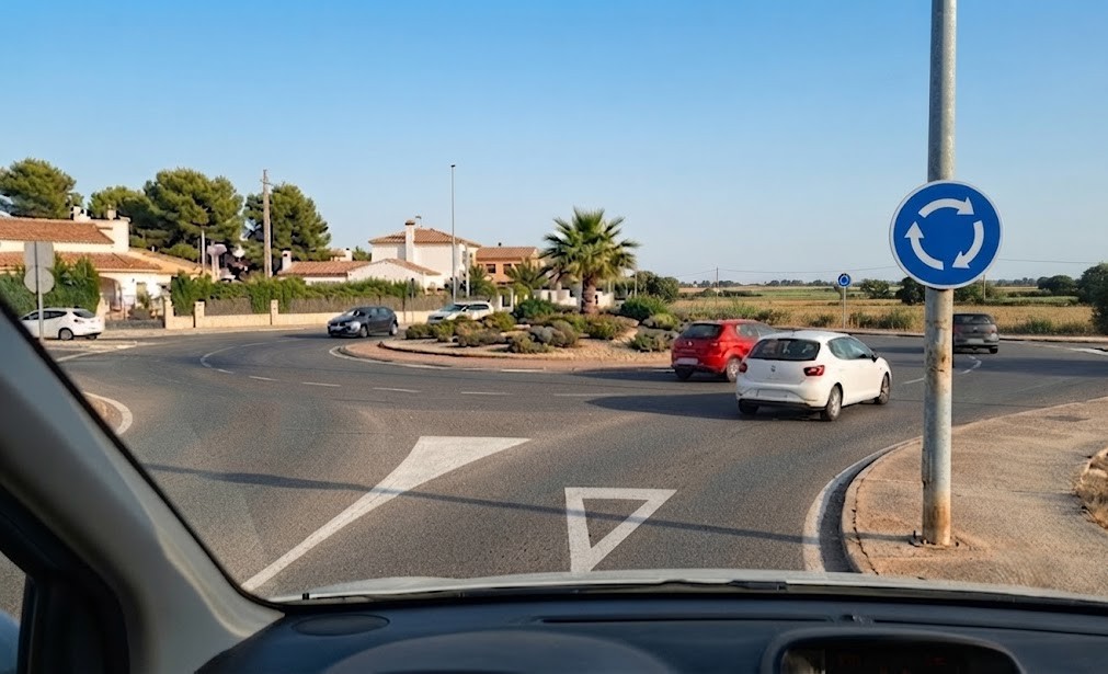 Imagen de la pregunta: ¿Debe el conductor reducir la velocidad en una glorieta?