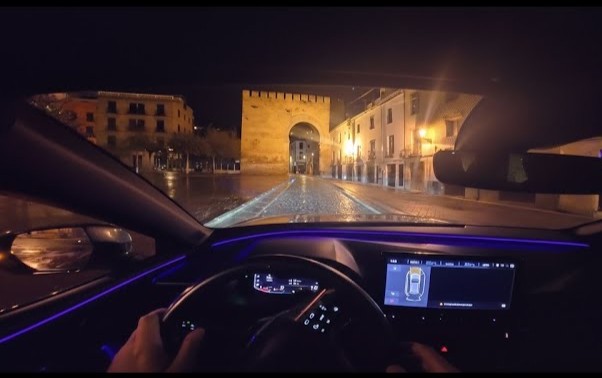 Imagen de la pregunta: En zona urbana iluminada y de noche, ¿qué luces debe utilizar como norma general