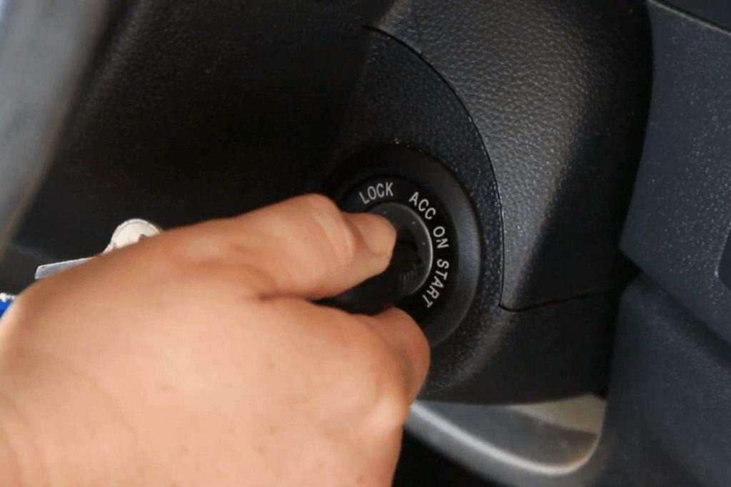 Imagen de la pregunta: Para una conducción eficiente, ¿cómo debe arrancarse el motor?