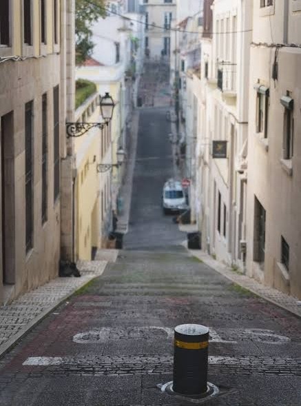 Question image: On a road with a steep incline (7% or more), which vehicle has priority?