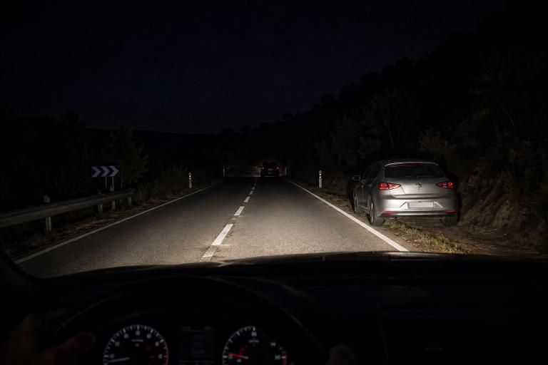 Imagen de la pregunta: ¿Cuándo se considera que una vía está insuficientemente iluminada?