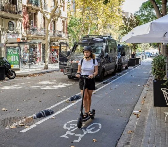 Question image: May an electric scooter (PMV) carry a passenger in addition to the rider?