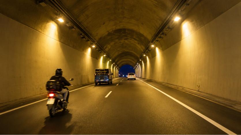 Question image: What is the minimum safety distance in a tunnel for general vehicles?