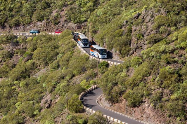 Question image: On a steep, narrow incline, in which case does the ascending vehicle give way?