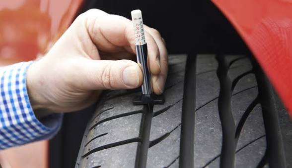 Question image: What is the legal minimum tread depth of the contact band on a passenger car?