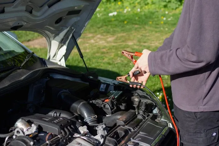 Imagen de la pregunta: Con la batería descargada, intentar arrancar el motor empujando el vehículo: