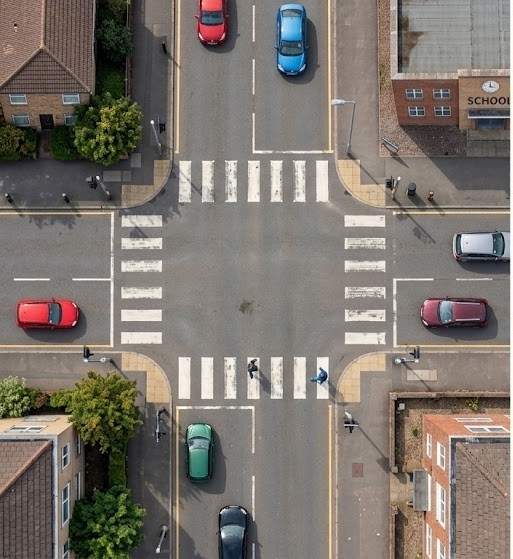 Question image: With regard to roundabouts and traffic islands, how should pedestrians behave?