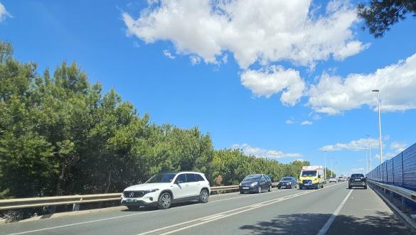 Question image: A non-priority vehicle carrying out an urgent service: must it obey the traffic