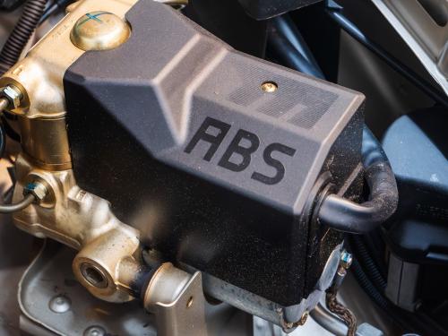 Imagen de la pregunta: ¿Qué consigue el sistema antibloqueo de frenos (ABS) durante una frenada de emer
