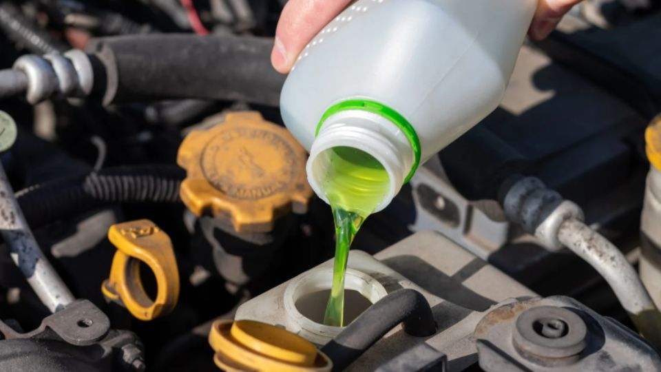 Question image: What type of oil and additive is advisable to prepare the vehicle for winter?