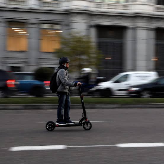Question image: May electric scooter (PMV) users wear earphones or use a mobile phone while ridi