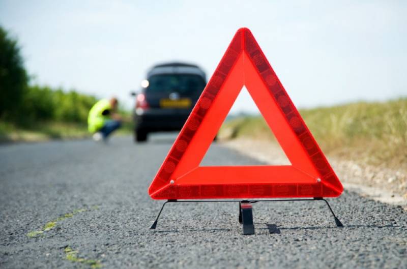 Question image: At what minimum distance behind the vehicle must the emergency triangles be plac
