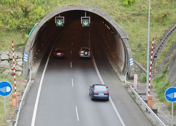 Question image: When driving through a tunnel, which lights are mandatory?