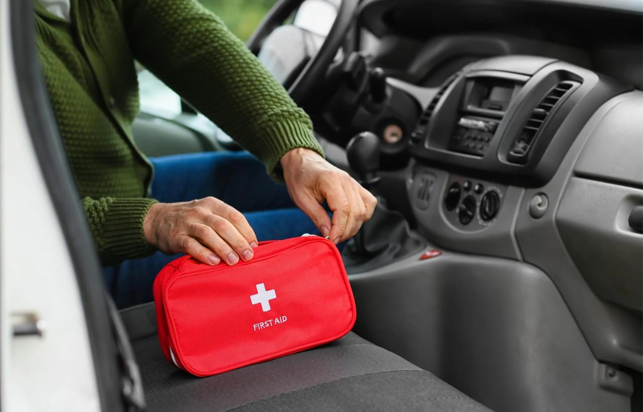 Question image: Is it mandatory to carry a first-aid kit in the car in Spain?