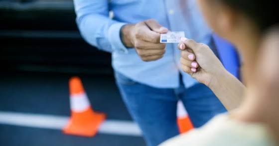Imagen de la pregunta: ¿Con cuántos puntos parte un conductor con menos de 2 años de experiencia o que