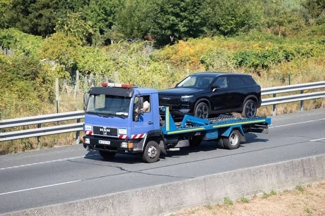 Question image: A road assistance vehicle (tow truck): what may it do to assist a broken-down ve