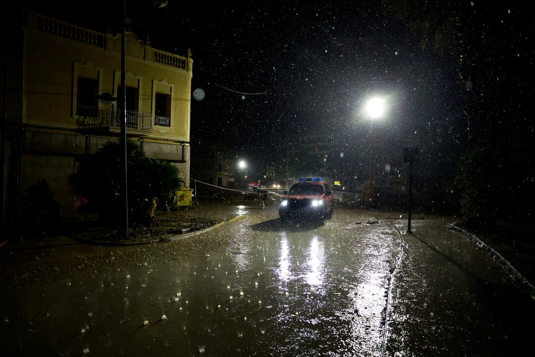 Imagen de la pregunta: Con lluvia o nieve durante el día, ¿qué luces conviene encender?