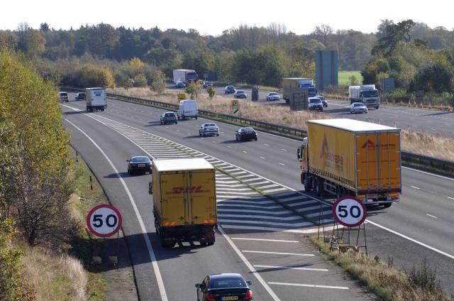 Imagen de la pregunta: Un conductor circula por una autopista y otro intenta incorporarse desde un carr