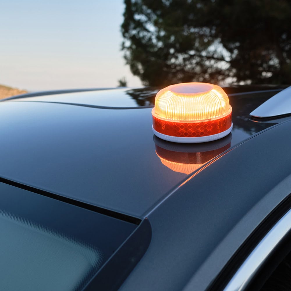 Question image: In the event of a breakdown, with which light signal can you warn other drivers,